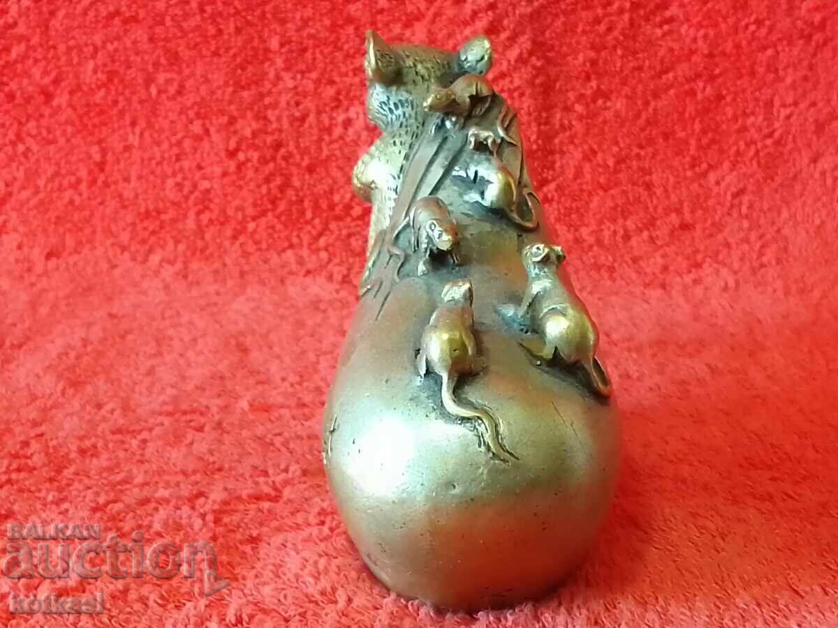 Figura metalică din bronz Sobolan cu pui care trag un sac plin Asia - 5