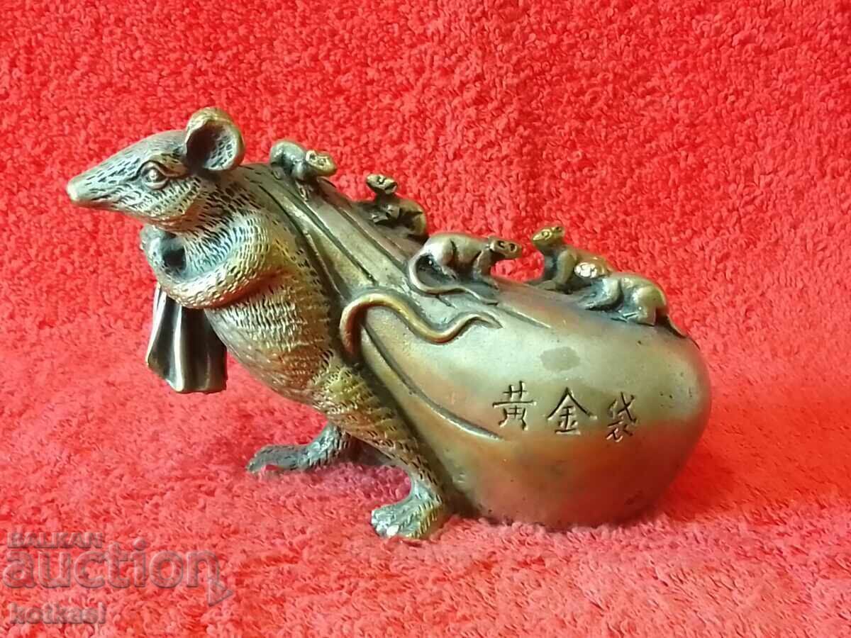 Figura metalică din bronz Sobolan cu pui care trag un sac plin Asia