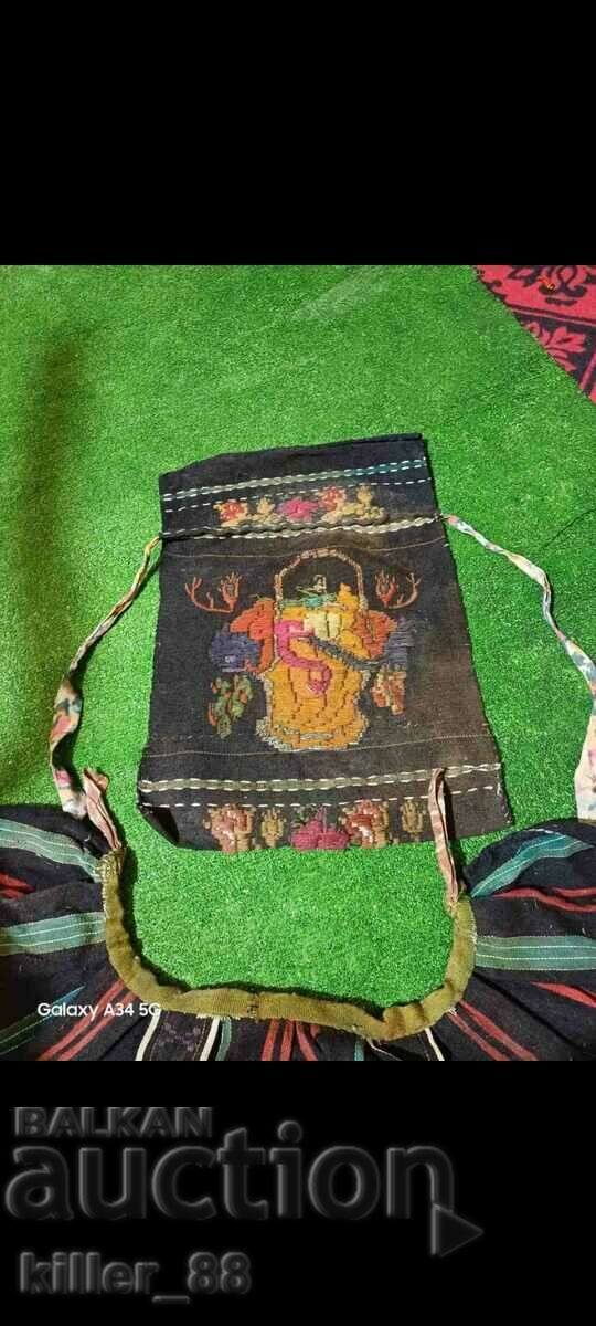 Delivery of Pischimal in an apron Delivery of Pischimal in an apron