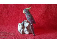 O figură frumoasă din pietre semiprețioase și minerale Papagal