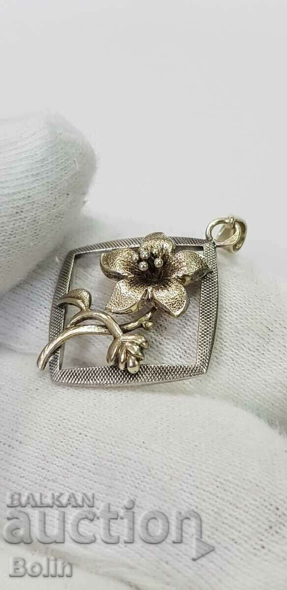 Beautiful silver flower medallion with gilding - Europe - 7