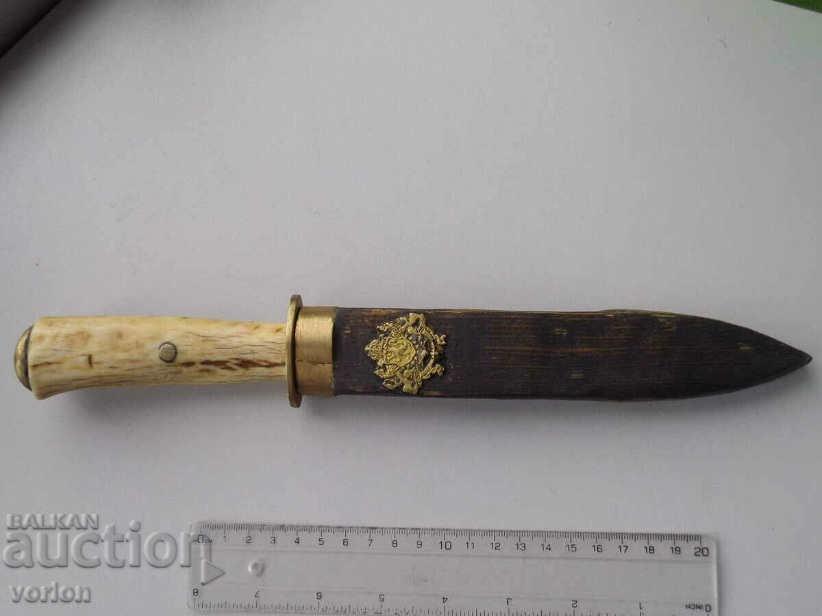 Pumnal de cuțit realizat manual cu mâner din os și mâner din lemn.