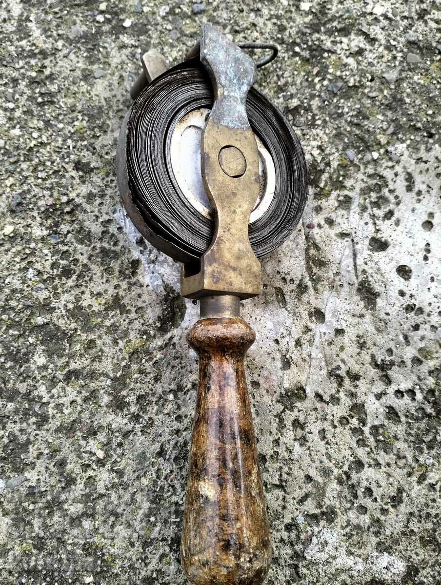 Παλιά μεζούρα με τιμή 14.99 BGN | € 7.66 Παλιά μεζούρα με τιμή 14.99 BGN | € 7.66