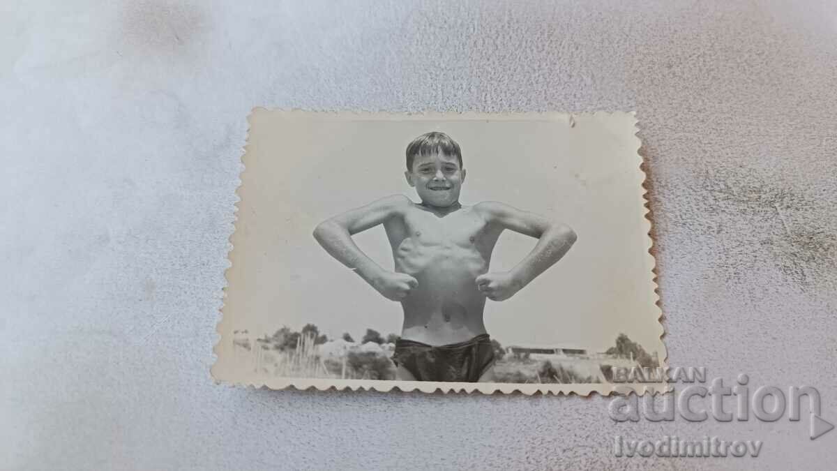 Foto Băiat în costum de baie pe plajă