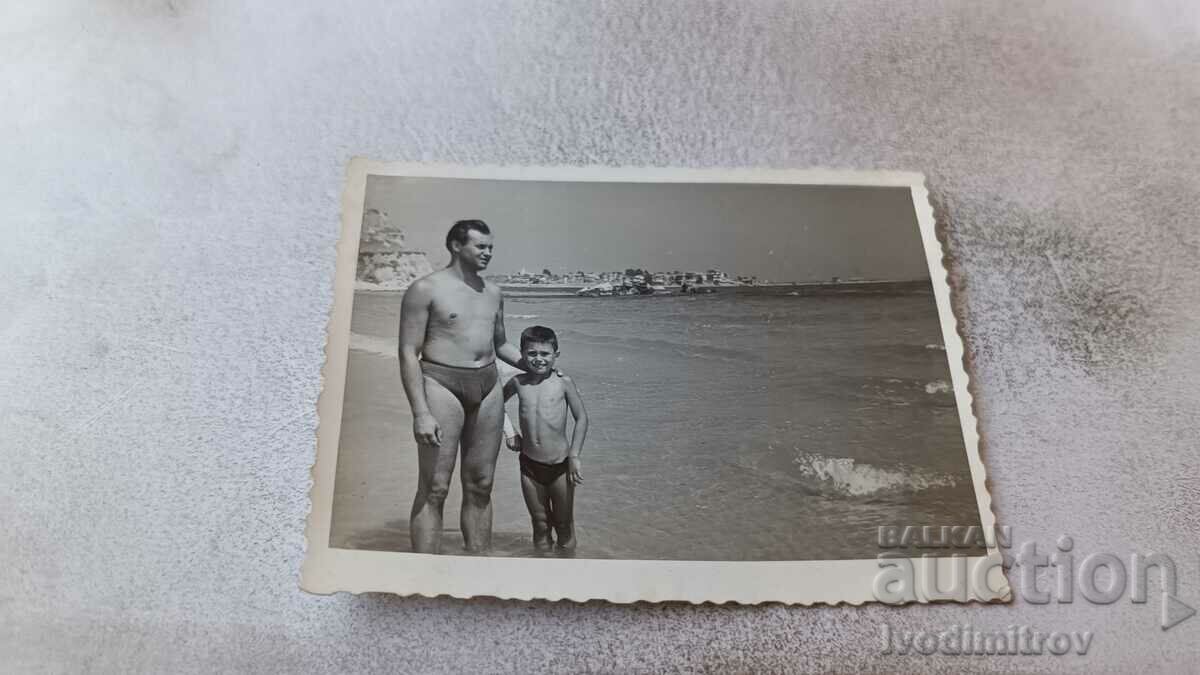 Foto Bărbat și băiat pe plajă