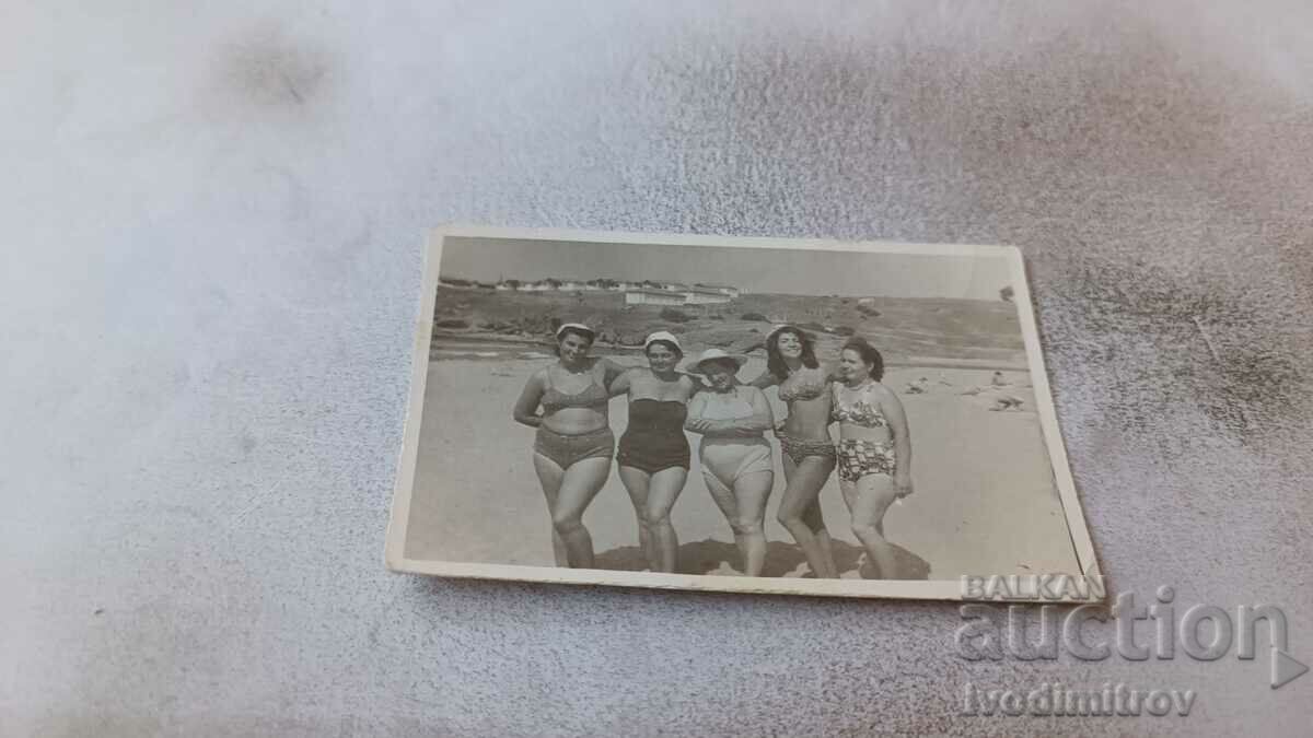 Fotografie Cinci femei pe plajă