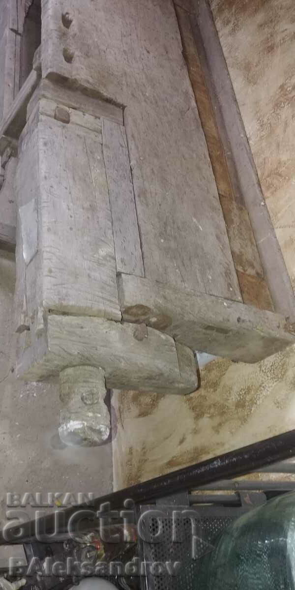 Παλιός πάγκος ξυλουργού με ξύλινη βίδα με τιμή € 180.00 | 352.05 BGN