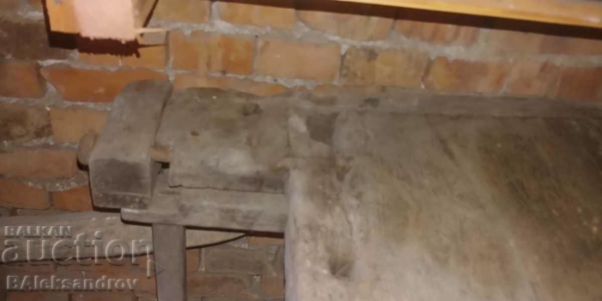 Παράδοση Παλιός πάγκος ξυλουργού με ξύλινη βίδα