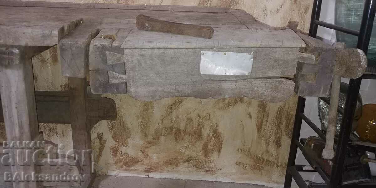 Παλιός πάγκος ξυλουργού με ξύλινη βίδα - 5