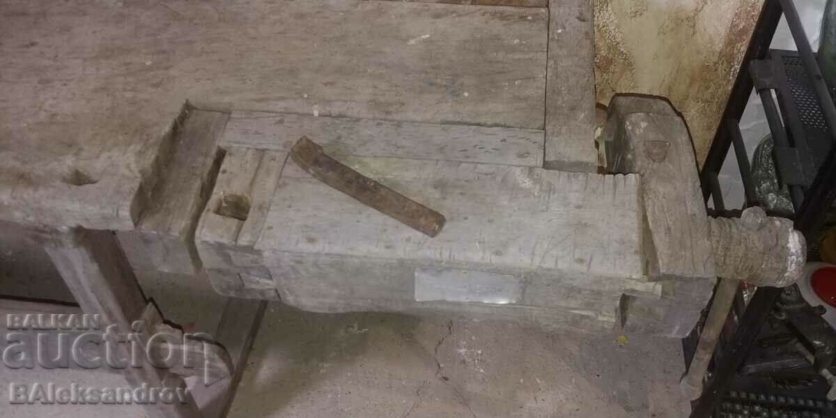 Παλιός πάγκος ξυλουργού με ξύλινη βίδα - 7
