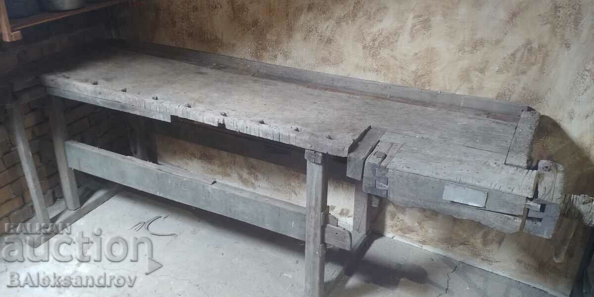 Παλιός πάγκος ξυλουργού με ξύλινη βίδα