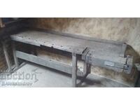 Стар дърводелски тезгях с дървен винт