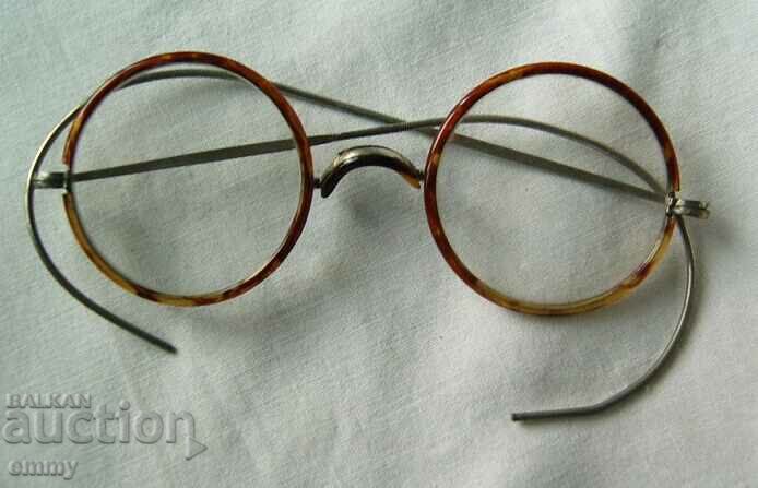 Ochelari vechi, de epocă, într-o cutie de metal cu preț 48.00 BGN | € 24.54
