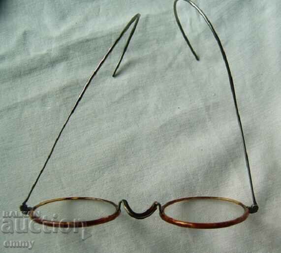 Licitație Ochelari vechi, de epocă, într-o cutie de metal