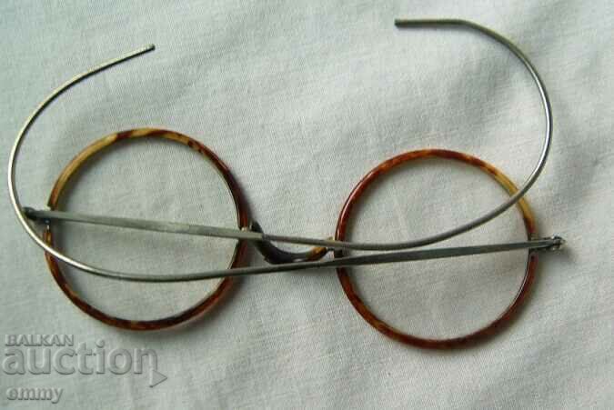 Livrarea Ochelari vechi, de epocă, într-o cutie de metal