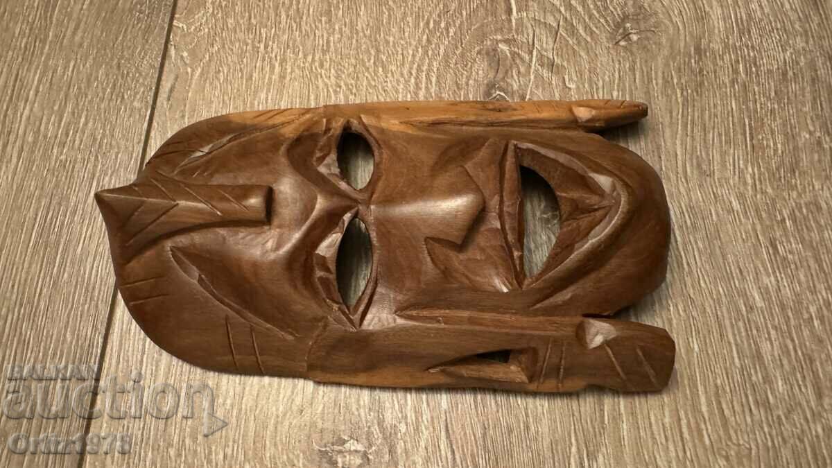 Delivery of African small wooden mask, handmade. Delivery of African small wooden mask, handmade.