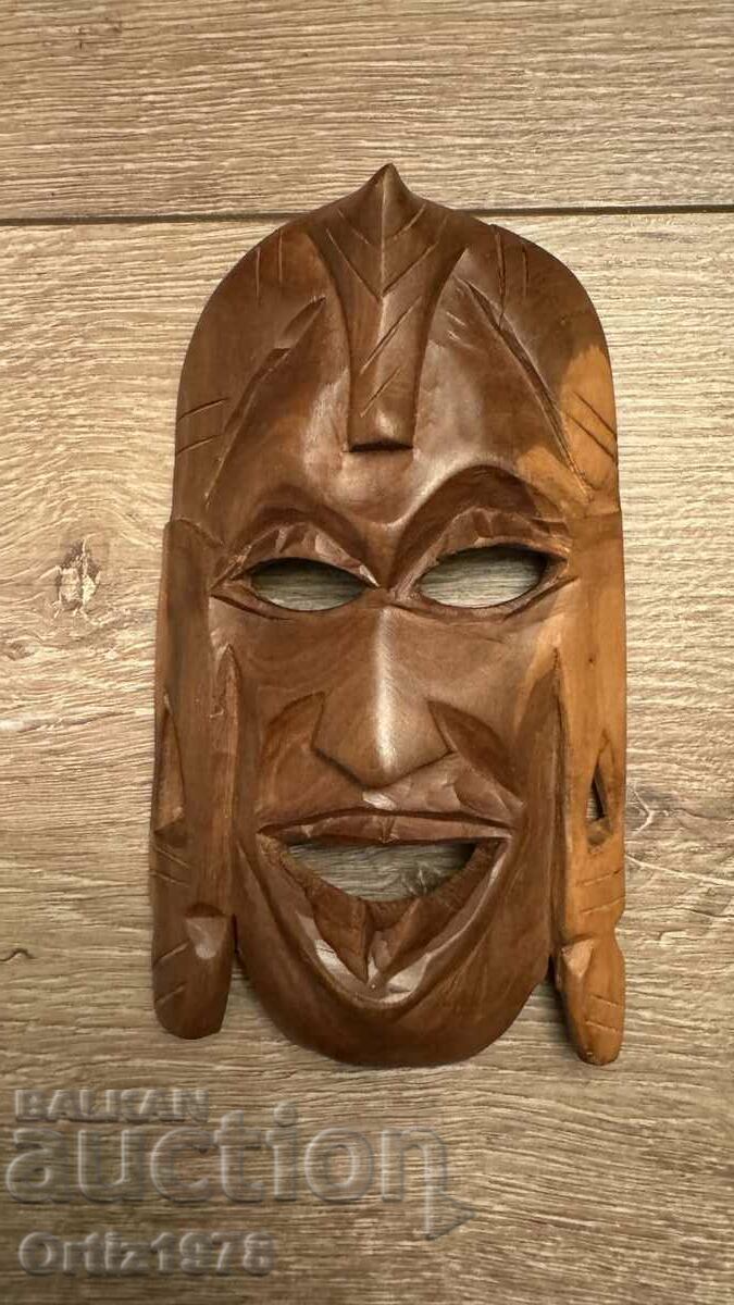 Mască africană din lemn, realizată manual.