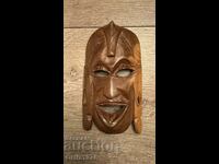 Mască africană din lemn, realizată manual.