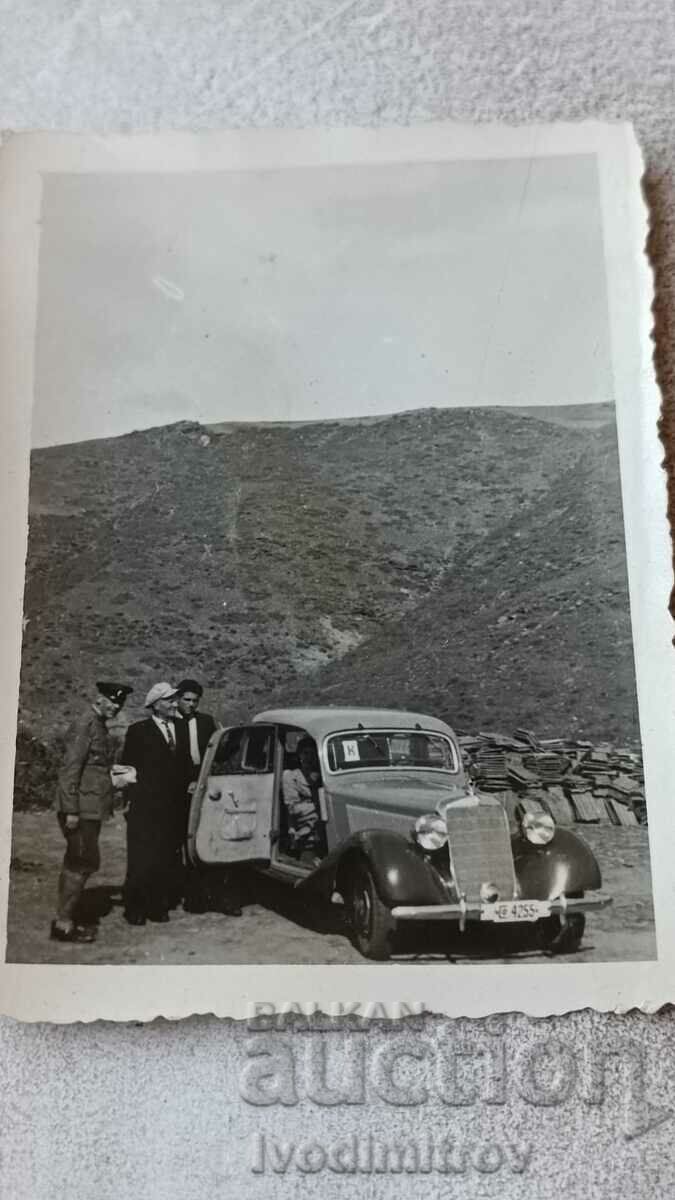 Mrs. Officer and two men with a vintage car with registration number SF 4255