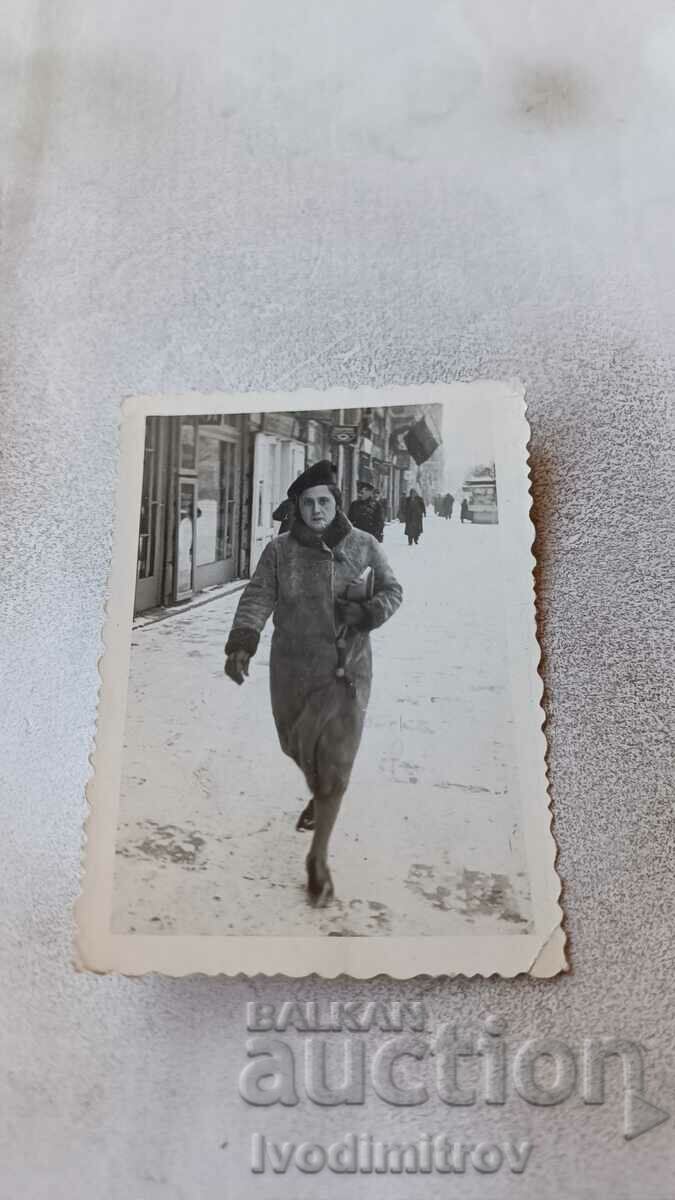 Снимка София Жена на разходка през зимата