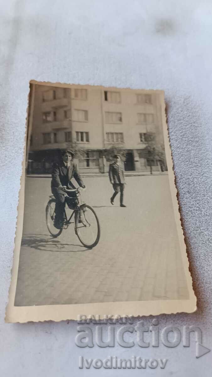Fotografie Sofia Un bărbat cu o bicicletă