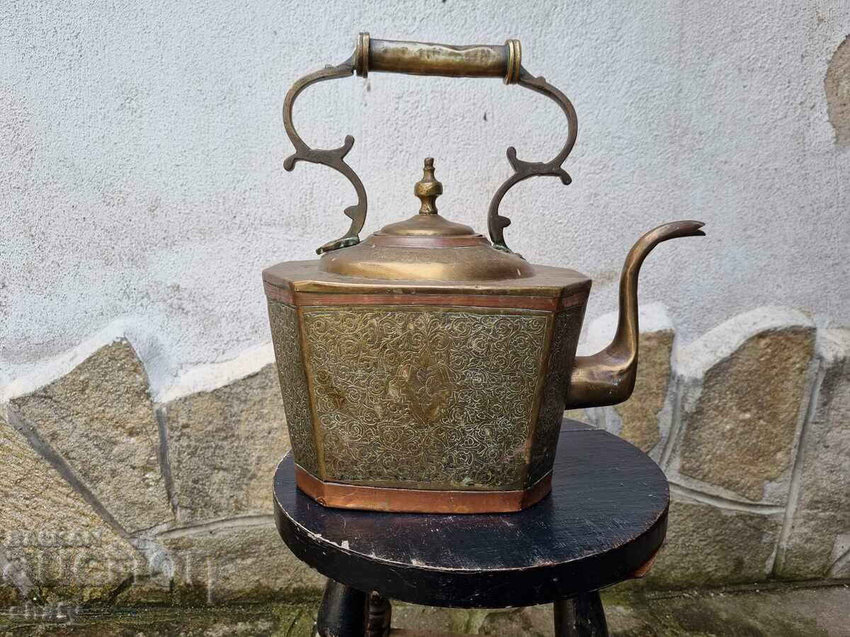 Ceainic vechi din bronz
