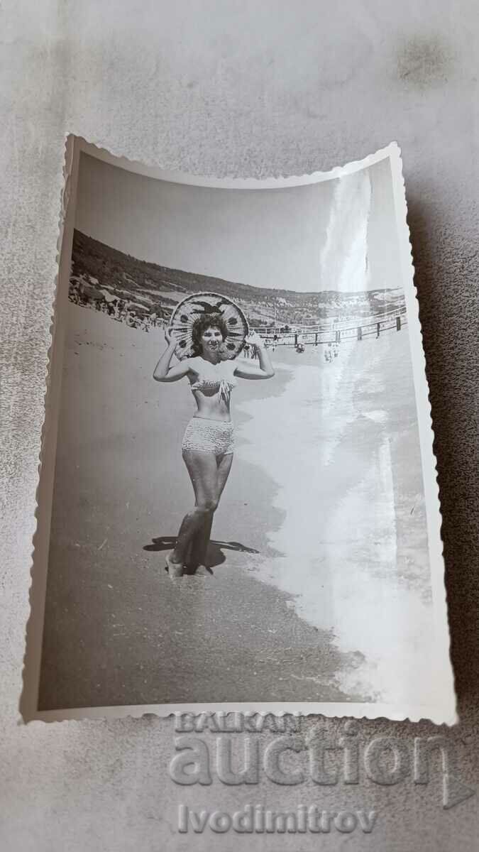 Снимка Златни пясъци Жена на брега на морето 1962