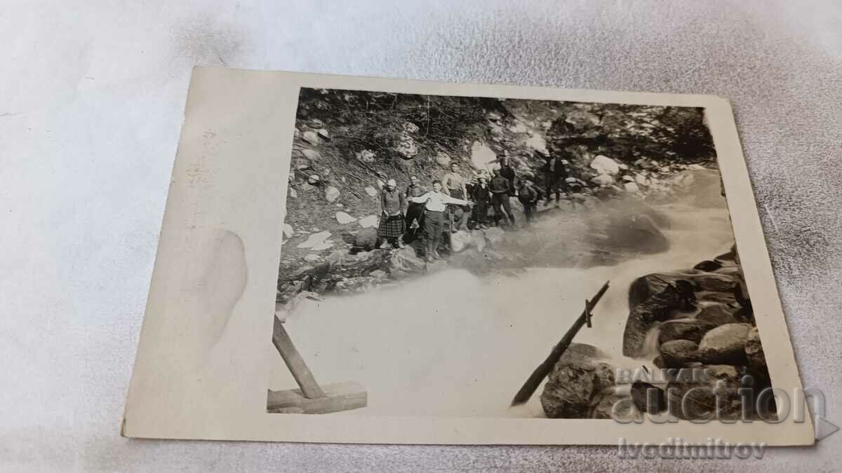 Fotografie Rila Bărbați și femei de-a lungul râului Rila 1926