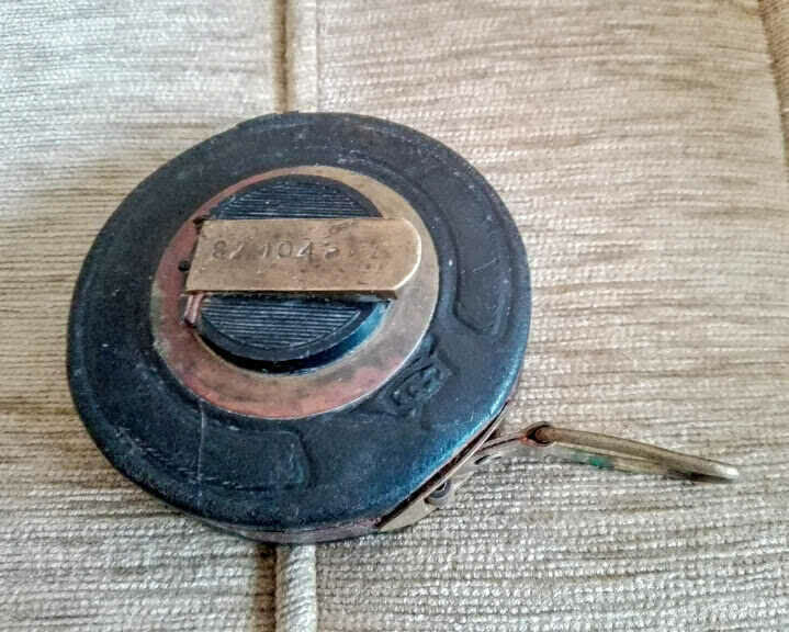 Παλιά δερμάτινη μεζούρα, μεζούρα με μεταλλική ταινία 10 m (10,3) με τιμή € 10.00 | 19.56 BGN