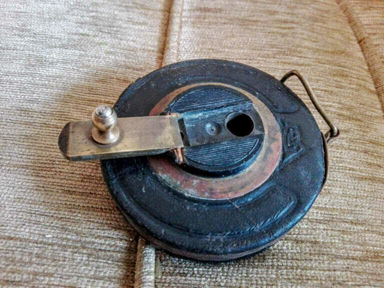 Παράδοση Παλιά δερμάτινη μεζούρα, μεζούρα με μεταλλική ταινία 10 m (10,3) Παράδοση Παλιά δερμάτινη μεζούρα, μεζούρα με μεταλλική ταινία 10 m (10,3)