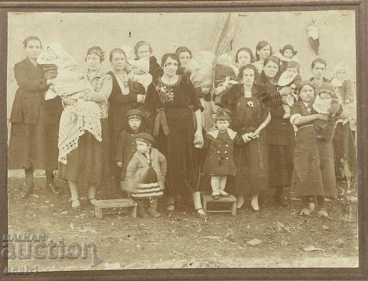 Mame cu copii în scutece cu preț 11.99 BGN | € 6.13 Mame cu copii în scutece cu preț 11.99 BGN | € 6.13