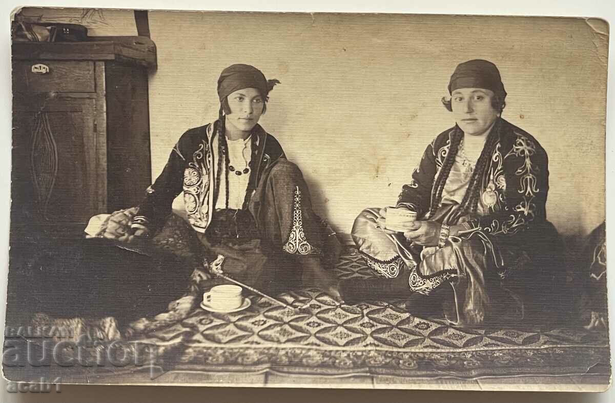 Δύο κυρίες στο τσάι και τον καπνό που κάθονται σε τουρκικό στυλ