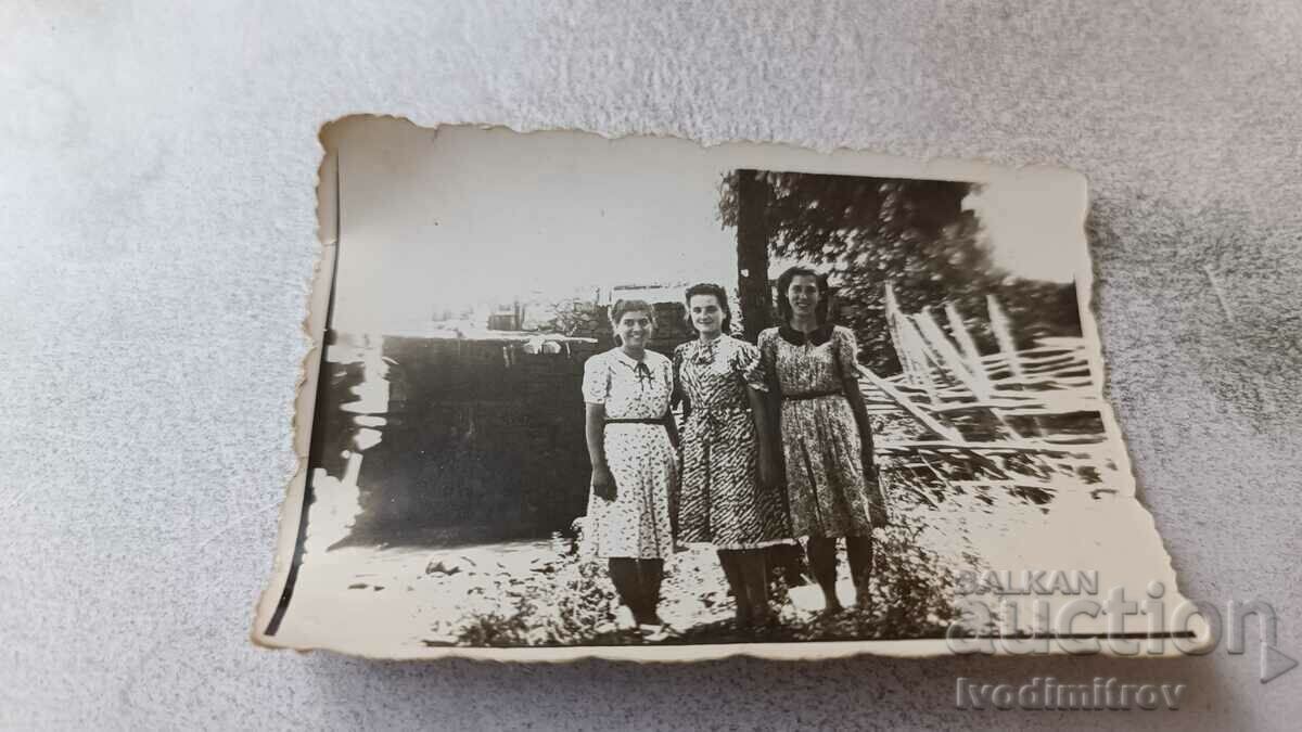 Снимка Ихтиманъ Три млади момичета