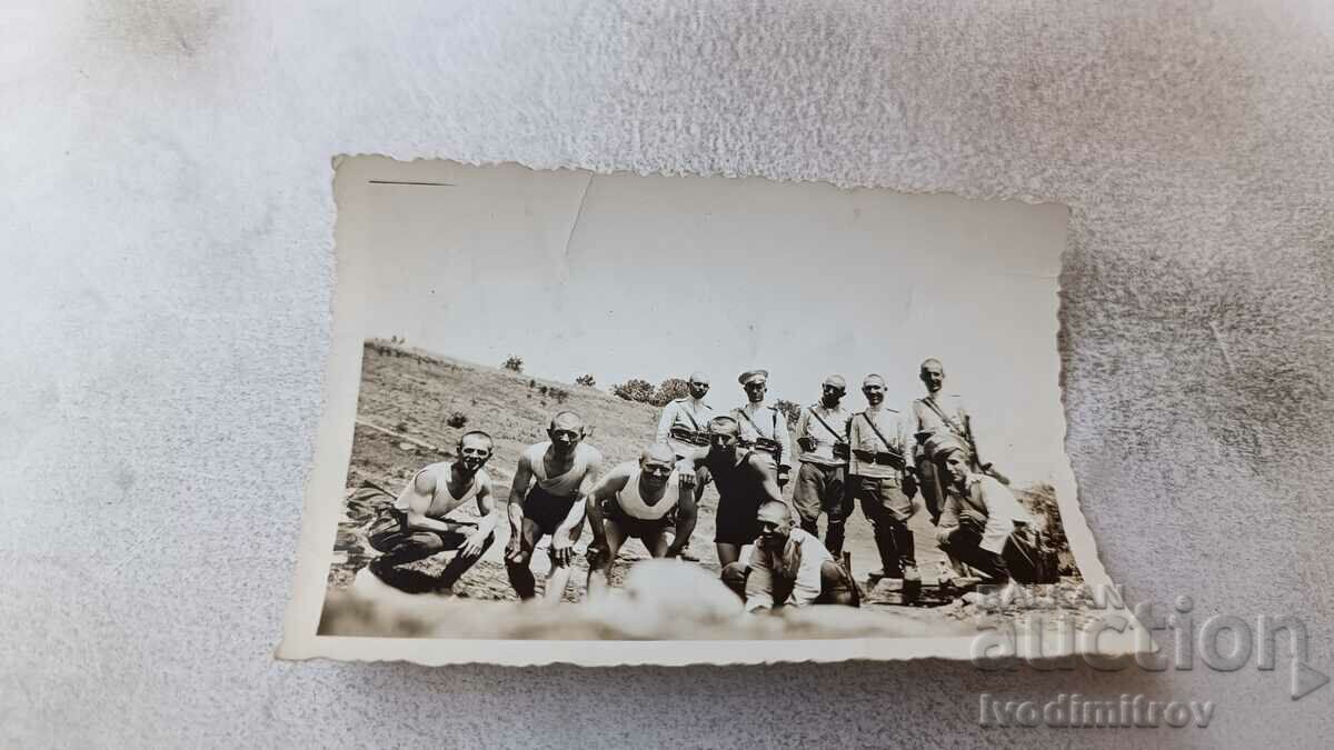 Φωτογραφία Αξιωματικοί και στρατιώτες με τανκς
