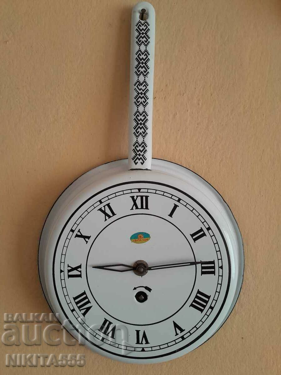 Стар стенен емайлиран часовник - Тиган