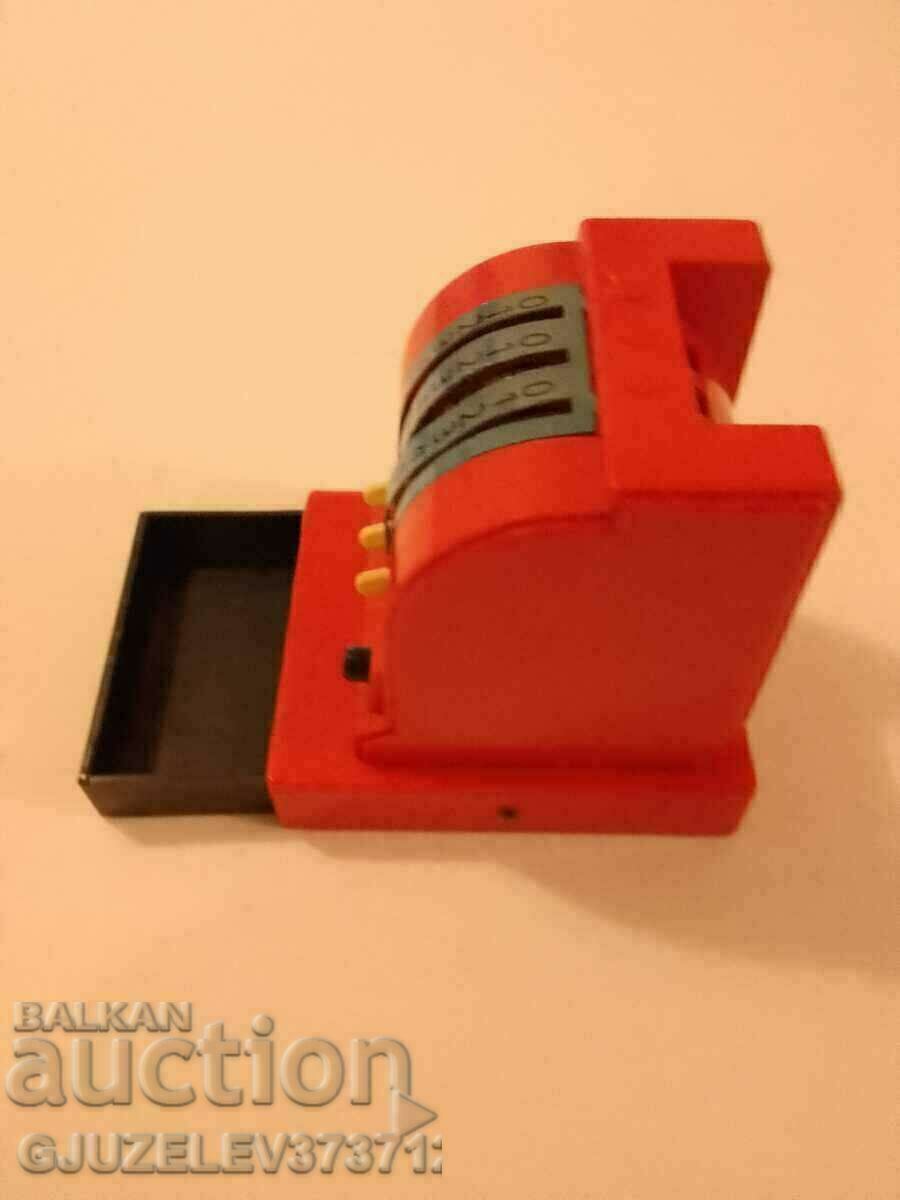 Аукцион Играчка касов апарат -1960г натискасе черния бутон и излиза