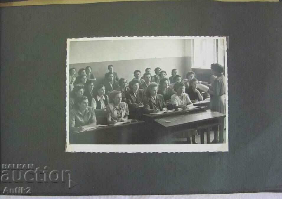 Παράδοση Παλιό άλμπουμ φωτογραφιών της δεκαετίας του '50 με εικόνες κέντημα στο χέρι Παράδοση Παλιό άλμπουμ φωτογραφιών της δεκαετίας του '50 με εικόνες κέντημα στο χέρι