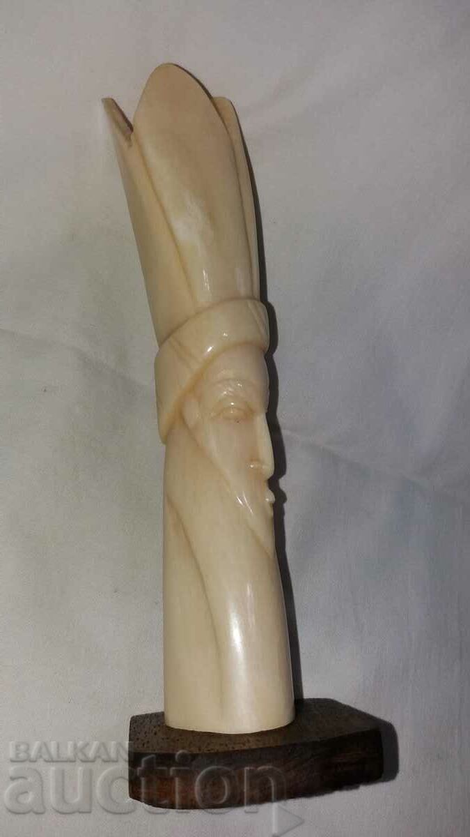 An old figure sculpts a white bone totem with price 90.00 BGN | € 46.02 An old figure sculpts a white bone totem with price 90.00 BGN | € 46.02