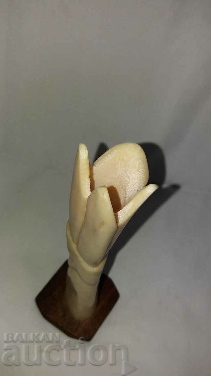 Auction An old figure sculpts a white bone totem Auction An old figure sculpts a white bone totem