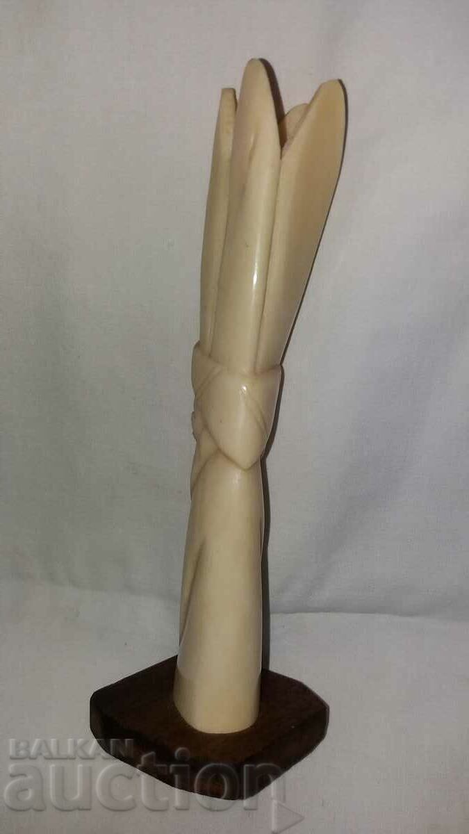 Delivery of An old figure sculpts a white bone totem Delivery of An old figure sculpts a white bone totem