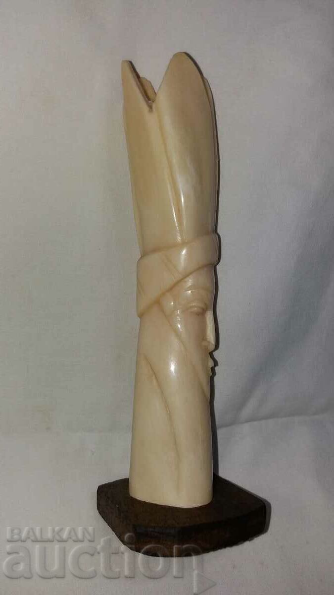 An old figure sculpts a white bone totem - 5 An old figure sculpts a white bone totem - 5