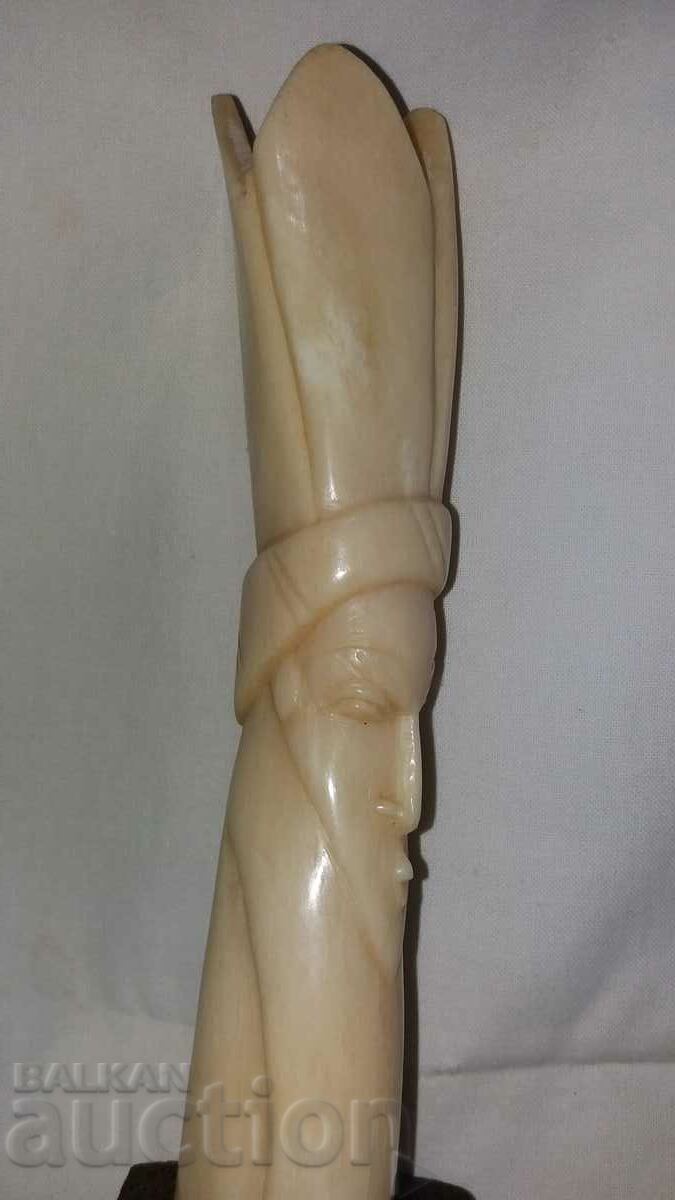 An old figure sculpts a white bone totem - 6 An old figure sculpts a white bone totem - 6