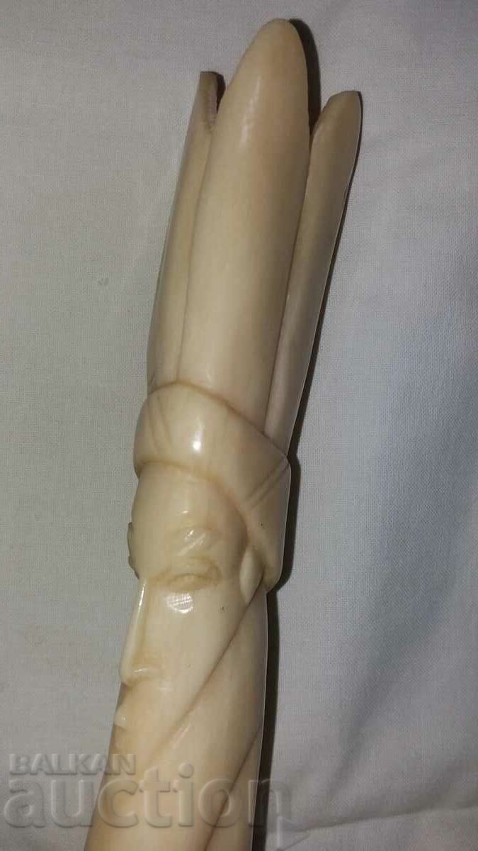 An old figure sculpts a white bone totem - 7 An old figure sculpts a white bone totem - 7