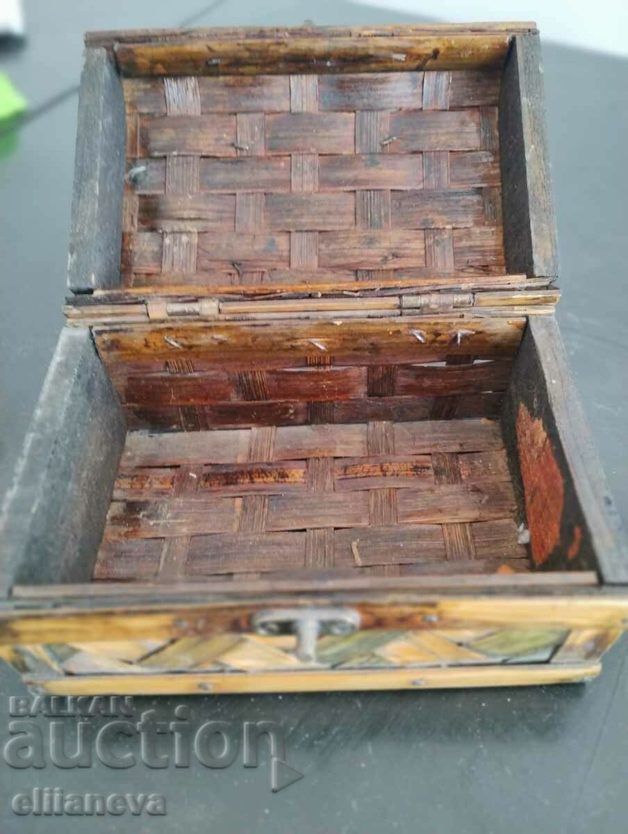 Delivery of Vintage wooden box Delivery of Vintage wooden box