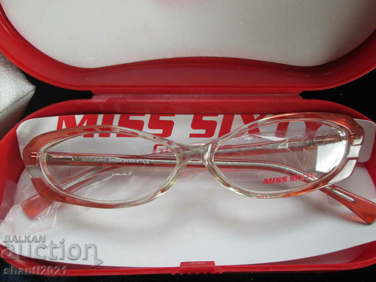 Νέο πλαίσιο για τα γυαλιά Miss Sixty