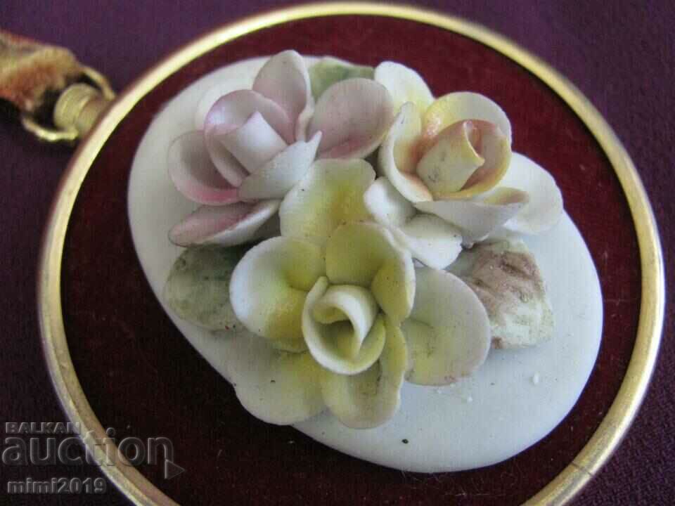 Vintich Wall Decoration Porcelain and Bronze with price 36.00 BGN | € 18.41 Vintich Wall Decoration Porcelain and Bronze with price 36.00 BGN | € 18.41