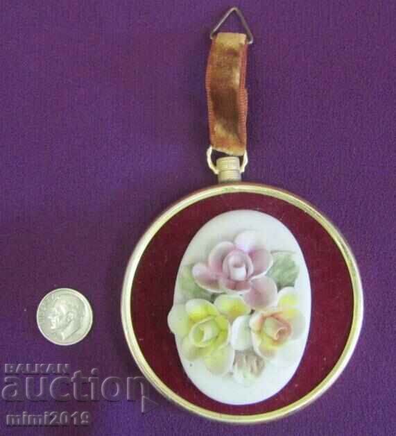 Auction Vintich Wall Decoration Porcelain and Bronze Auction Vintich Wall Decoration Porcelain and Bronze