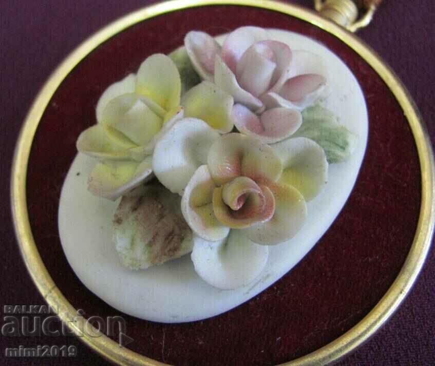 Delivery of Vintich Wall Decoration Porcelain and Bronze Delivery of Vintich Wall Decoration Porcelain and Bronze