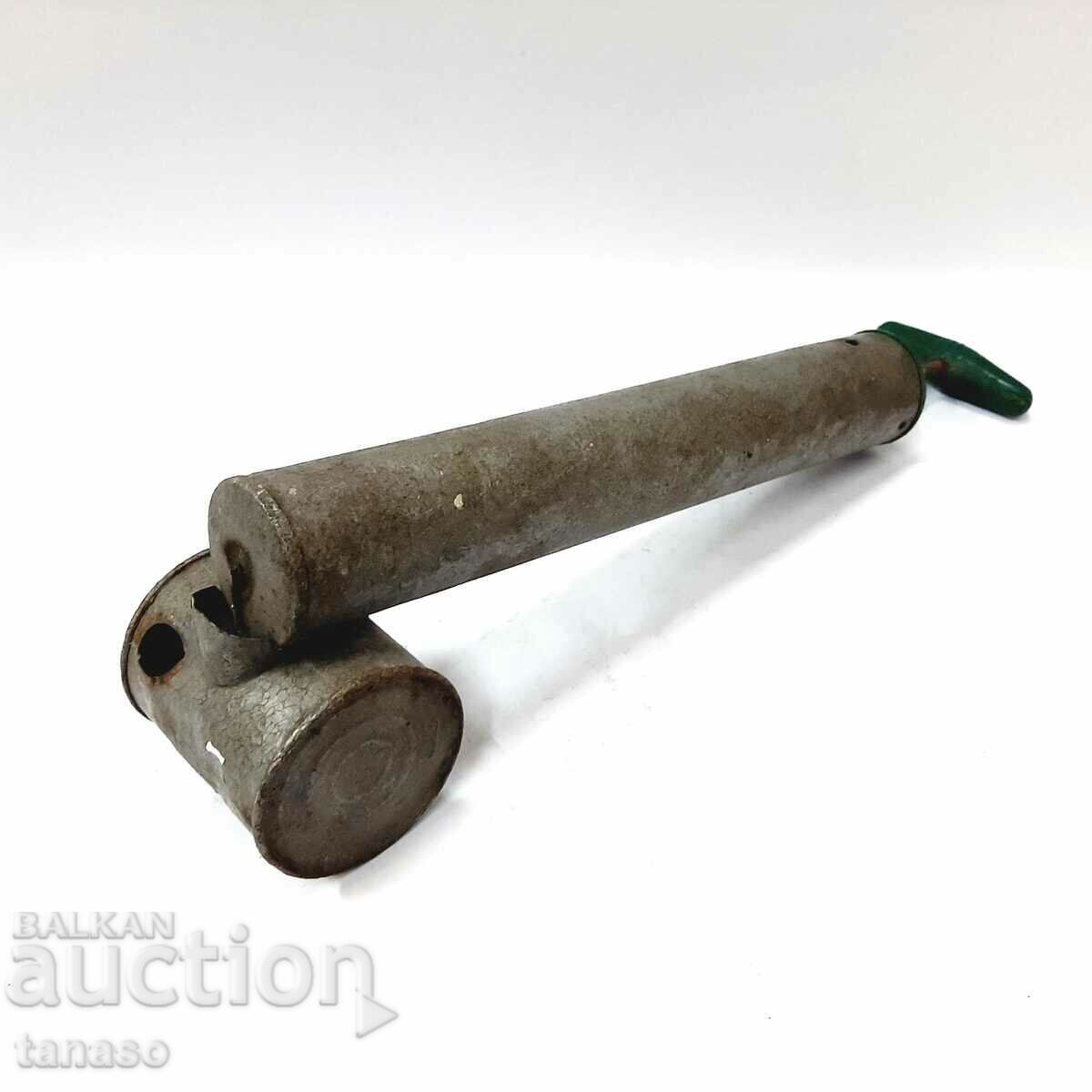 Old atomizer with pump(7.3) with price 20.00 BGN | € 10.23 Old atomizer with pump(7.3) with price 20.00 BGN | € 10.23