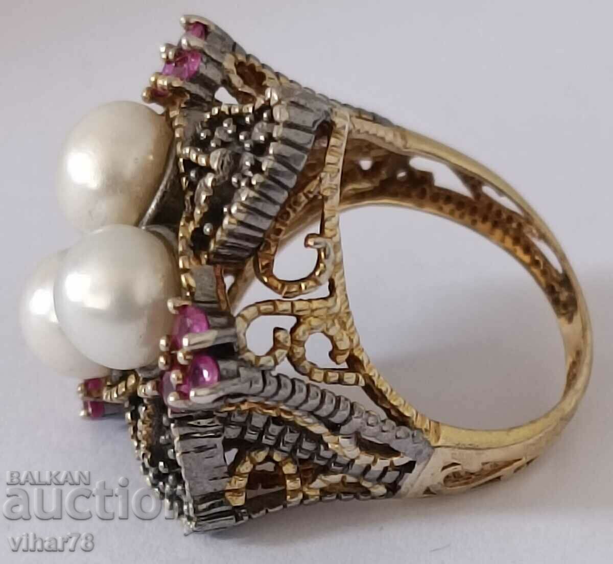 Inel cu perle, rubine, diamante - din aur de 9 carate si cu preț 659.99 BGN | € 337.45 Inel cu perle, rubine, diamante - din aur de 9 carate si cu preț 659.99 BGN | € 337.45